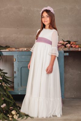 Vestido de comunhão Elia em bambula plumeti marfim, com renda e folho nas mangas e na parte inferior, botões forrados – Flor de C.