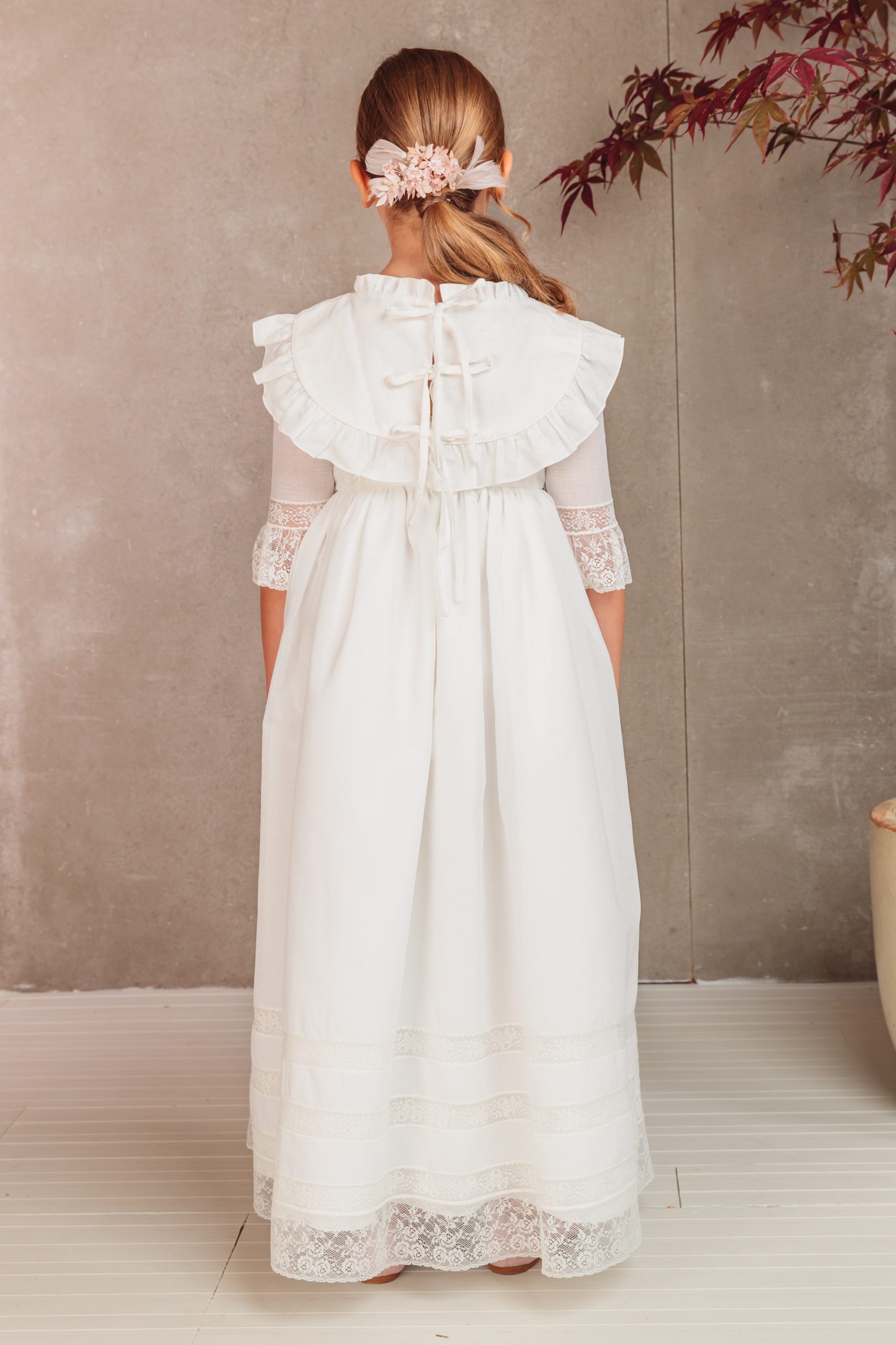 Cuello de lino marfil con Vestido de comunión Covadonga en tejido rústico, con entredós en falda, puntillas en bajo, cuerpo y mangas, espalda bailarina y botones forrados – Flor de C.