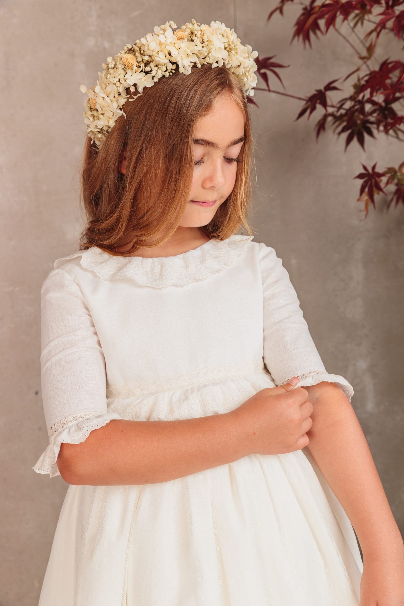 Vestido de comunión Bruna en lino y tul plumeti marfil, con encaje de Valencienne, puntillas bordadas y espalda bailarina – Flor de C