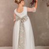 Vestido de comunión Camila en tul flocado marfil, con puntillas en falda, escote y mangas, espalda bailarina y botones forrados – Flor de C.