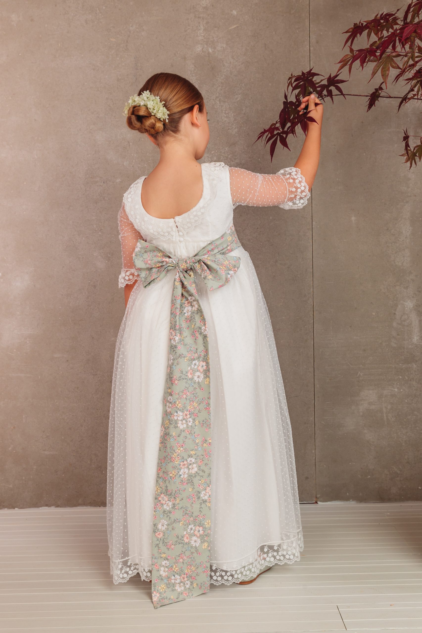Vestido de comunión Camila en tul flocado marfil, con puntillas en falda, escote y mangas, espalda bailarina y botones forrados – Flor de C.