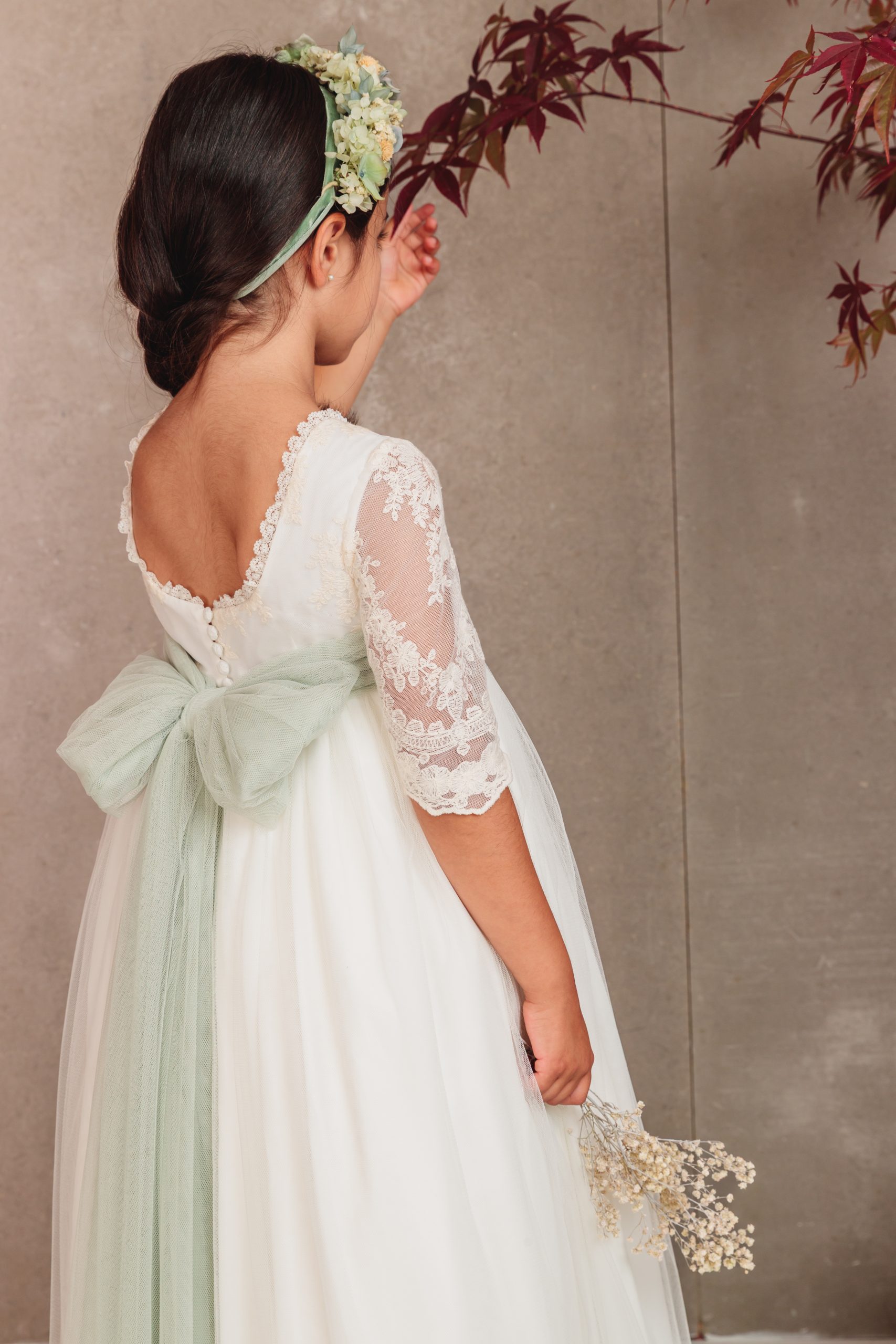 Vestido de comunión Jana con cuerpo en tul bordado, falda vaporosa en capas de tul con puntilla, cuello con detalle y espalda bailarina con botones forrados – Flor de C.