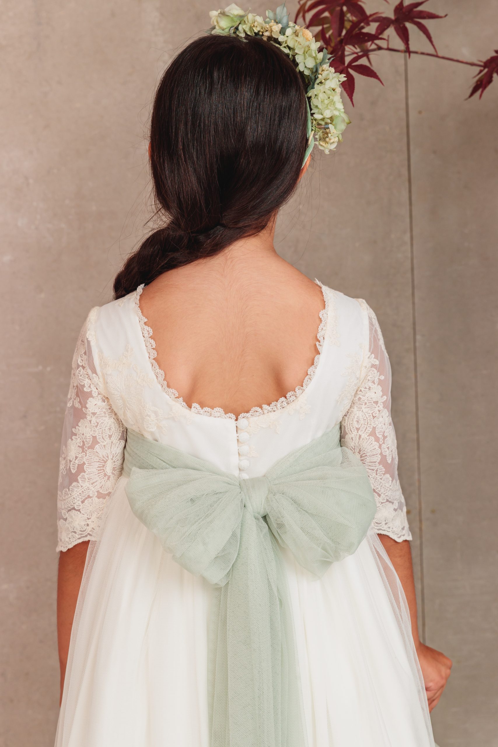 Vestido de comunión Jana con cuerpo en tul bordado, falda vaporosa en capas de tul con puntilla, cuello con detalle y espalda bailarina con botones forrados – Flor de C.