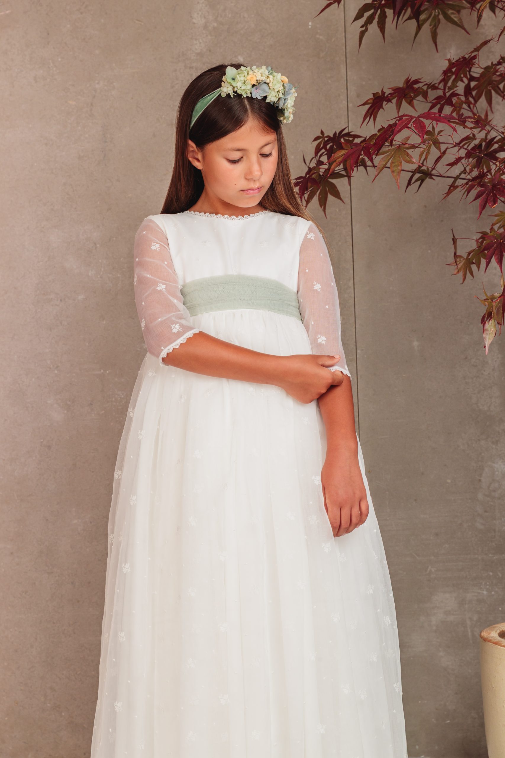 Vestido de comunión Alma en organza bordada con dibujo de flores, puntillas en mangas y escote, espalda en pico – Flor de C