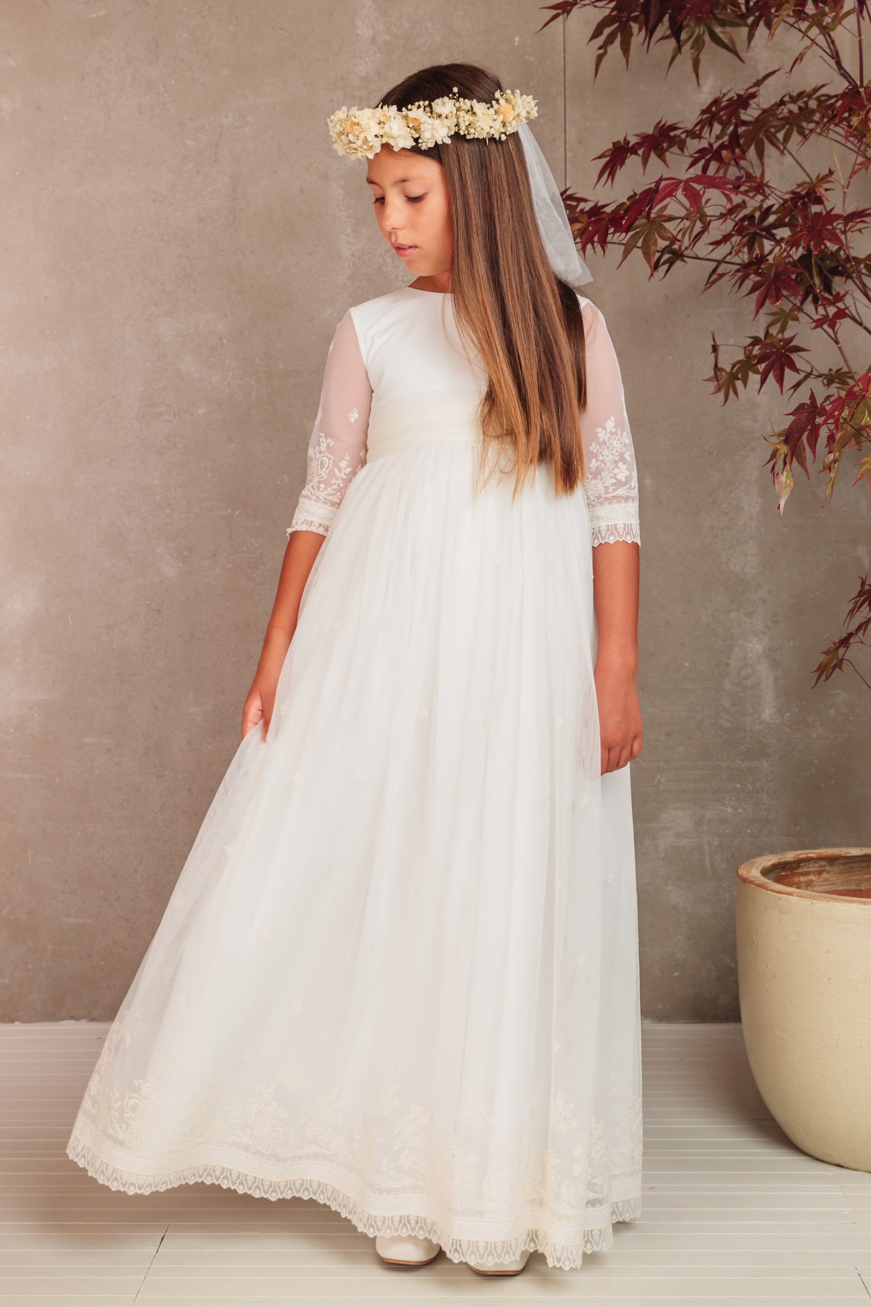 Vestido de comunión Beatrice de tul bordado marfil con espalda en pico y botones forrados – Flor de C