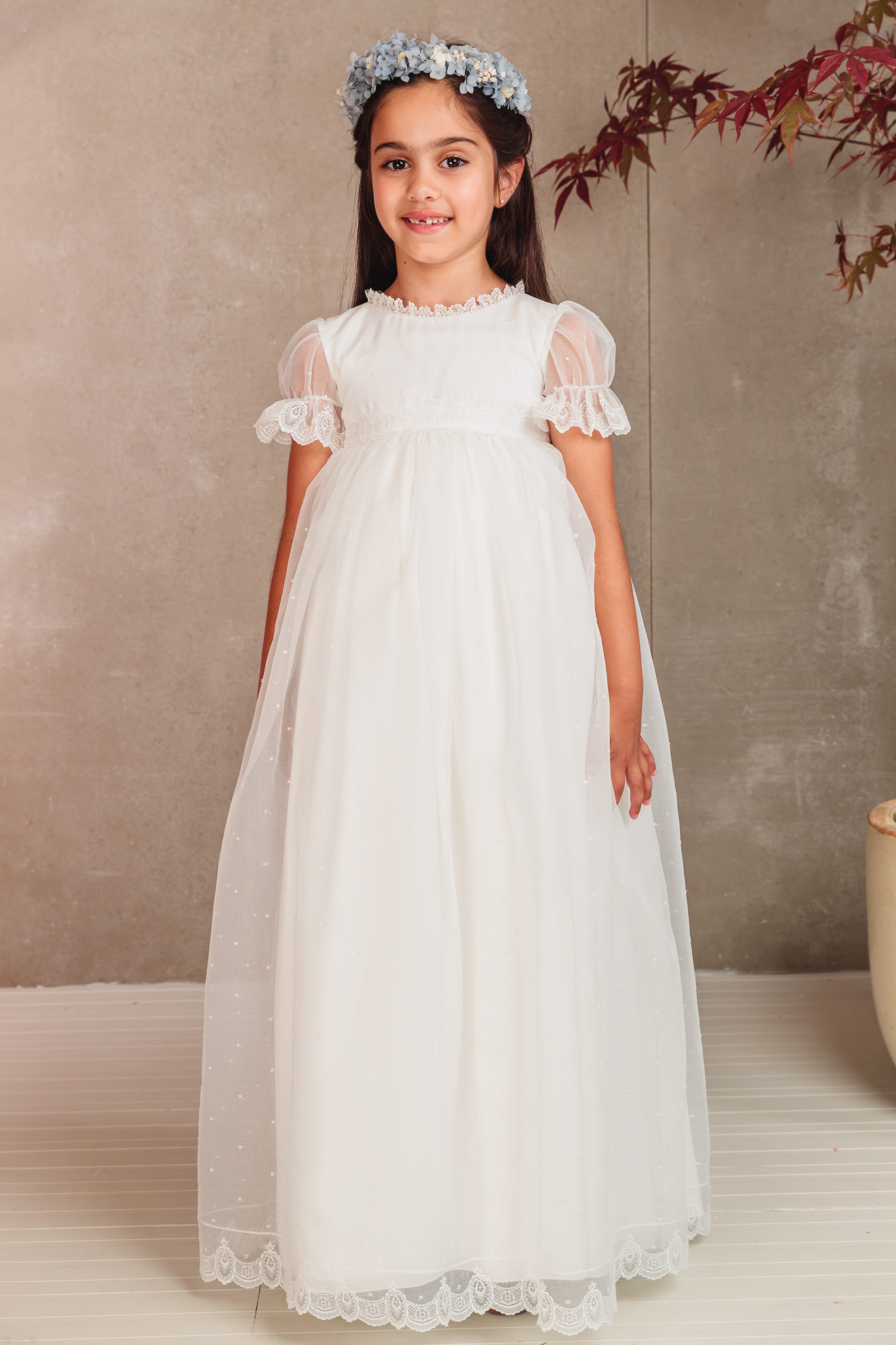 Vestido de comunión Sofía en organza plumeti bordada, con mangas farol, puntillas en bajo, cuerpo y escote, espalda cerrada y botones forrados – Flor de C.