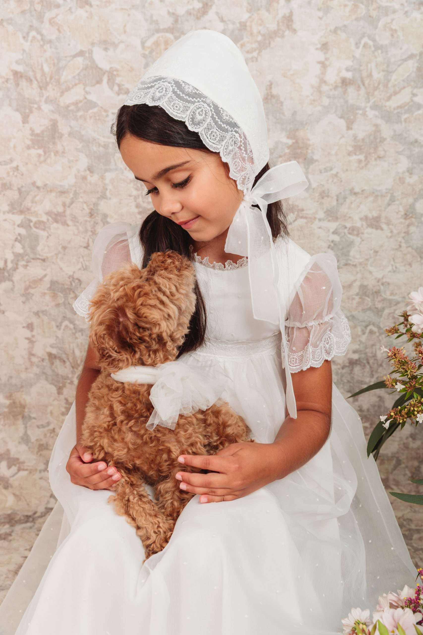 Capota y Vestido de comunión Sofía en organza plumeti bordada, con mangas farol, puntillas en bajo, cuerpo y escote, espalda cerrada y botones forrados – Flor de C.