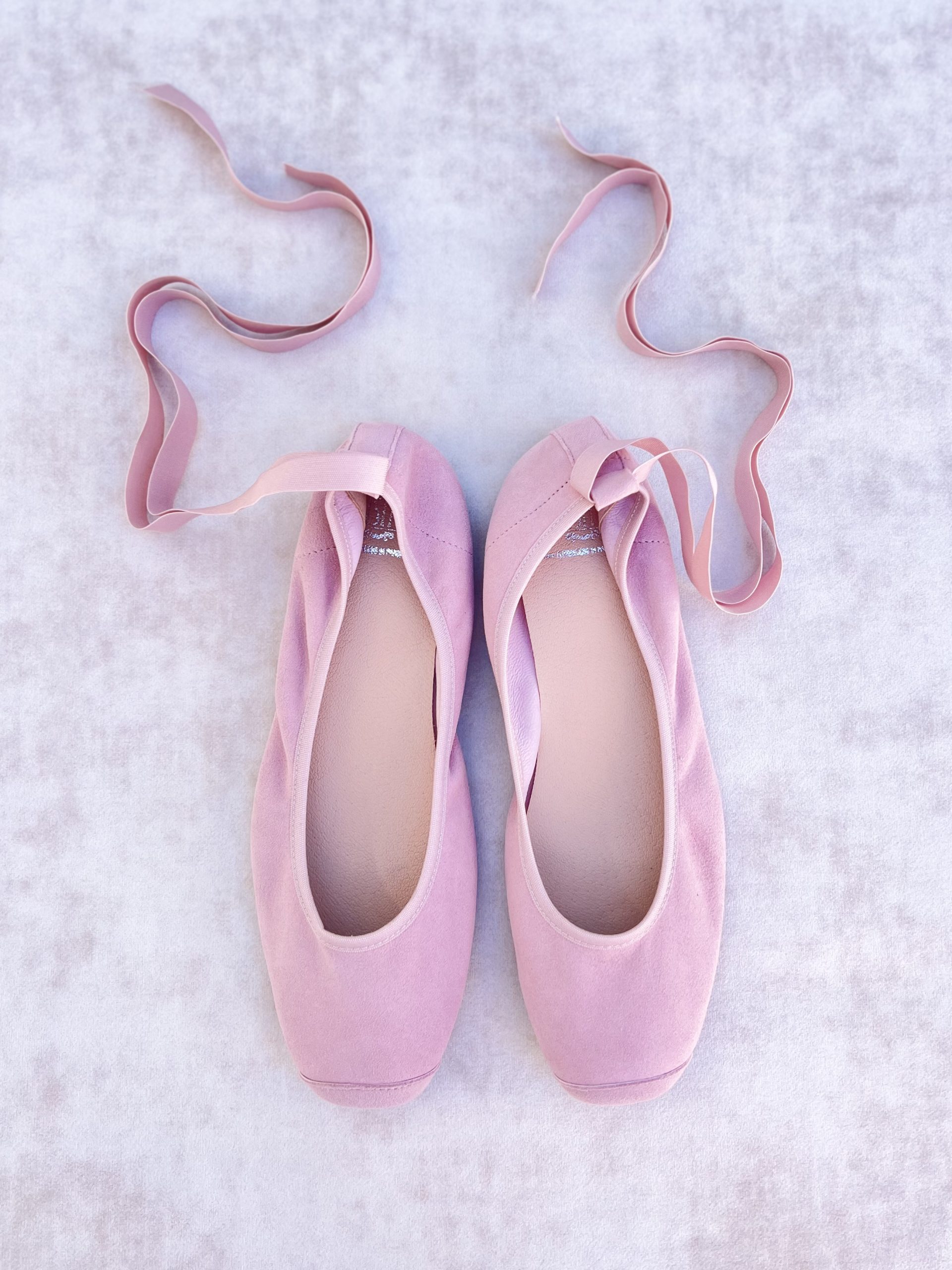 Bailarina de comunión en ante nude con cinta elástica, elegante y cómoda para niña – Flor de C