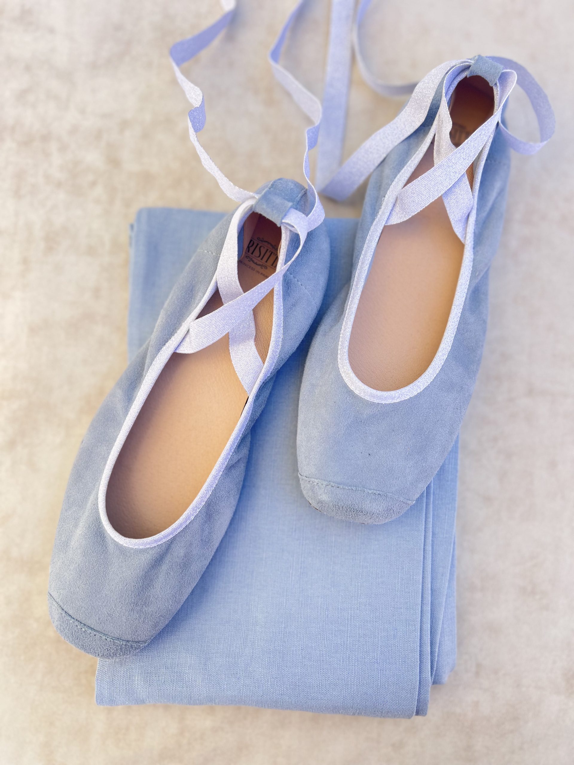 Bailarina de comunión en ante azul empolvado con cinta elástica plateada, cómoda y elegante – Flor de C