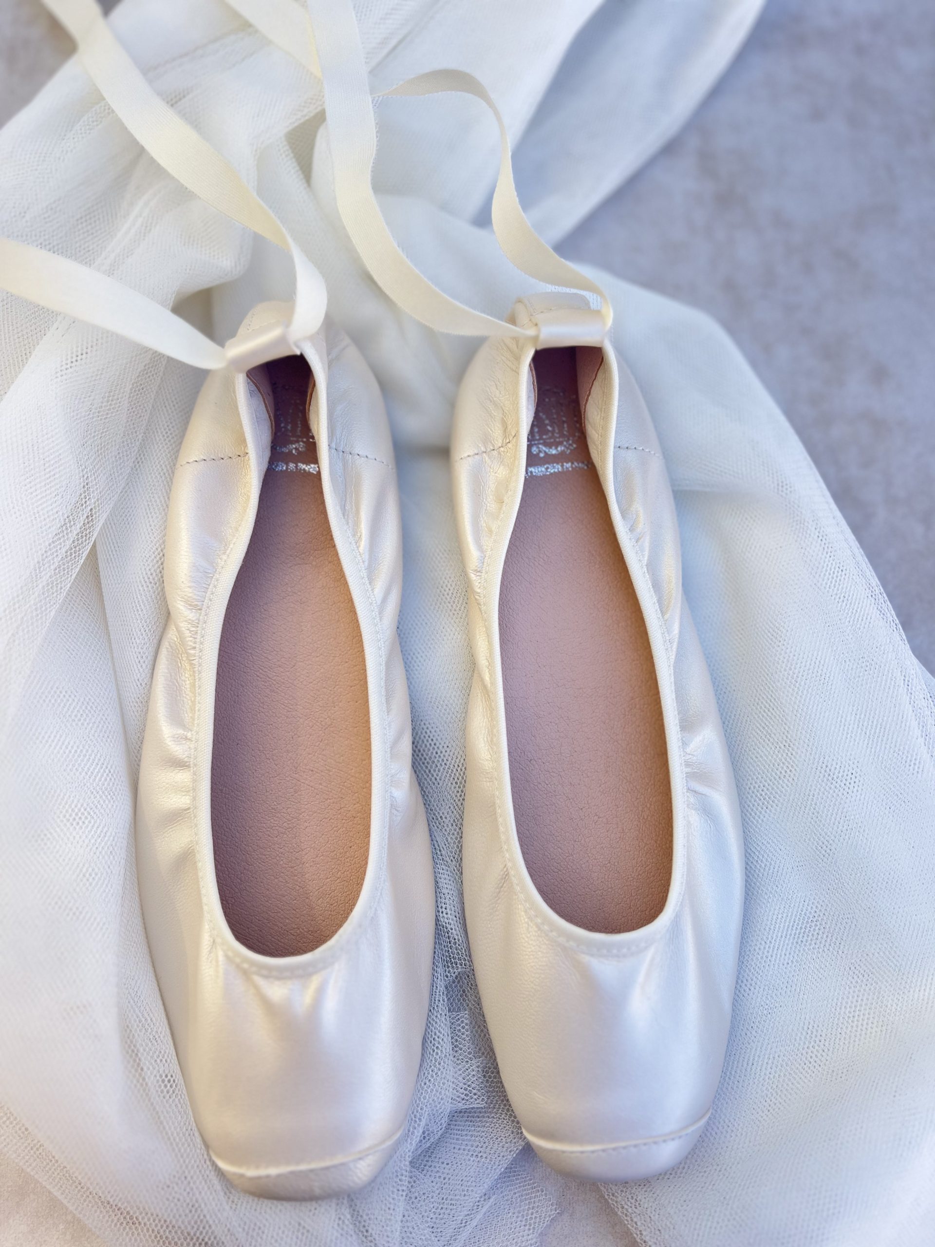 Bailarina de comunión en piel nácar para niña, elegante y cómoda – Flor de C