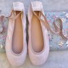 Bailarina de comunión en lino nude con cinta, elegante y cómoda para niña – Flor de C