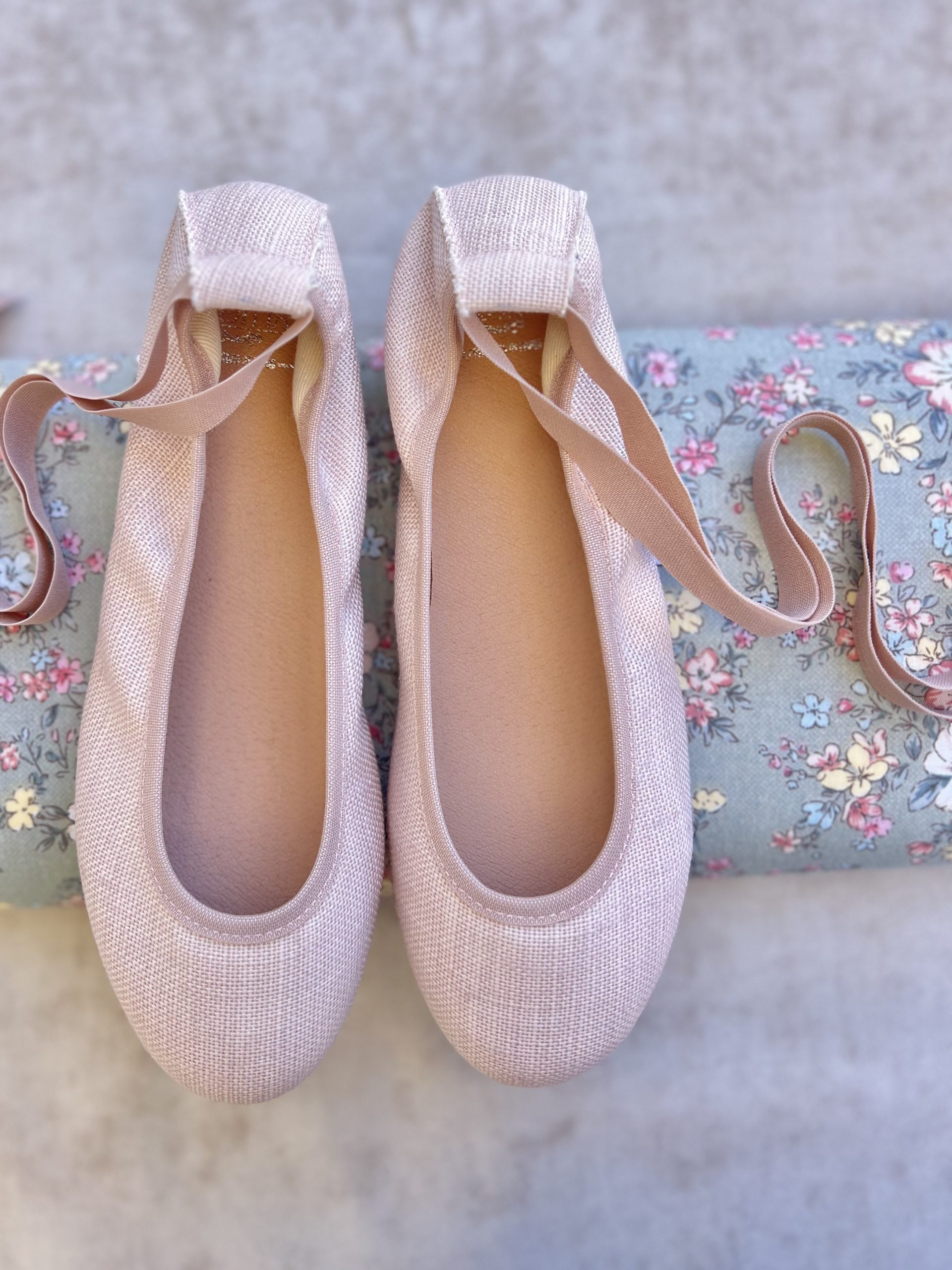 Bailarina de comunión en lino nude con cinta, elegante y cómoda para niña – Flor de C