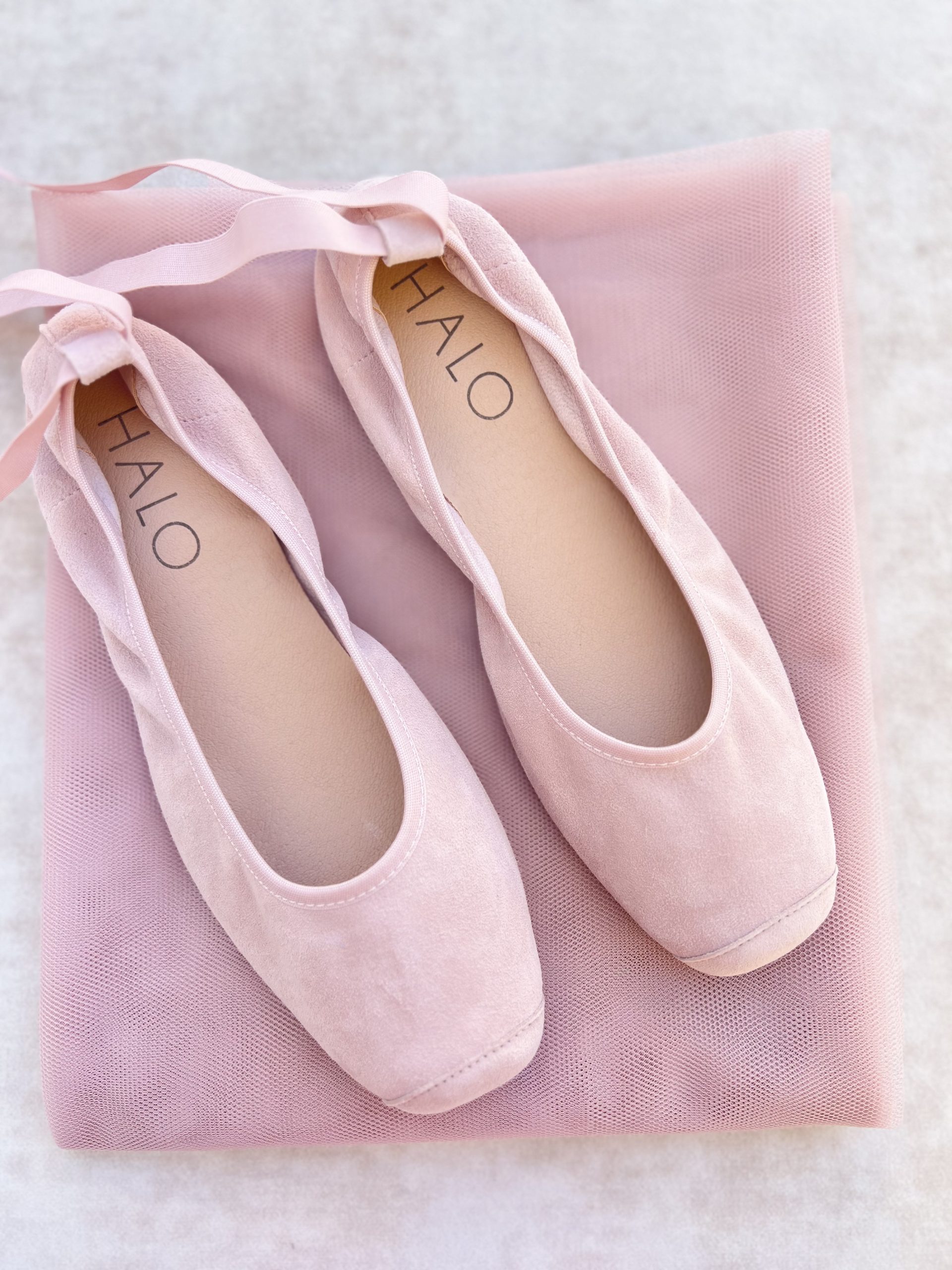 Bailarina de comunión en ante nude con cinta elástica, elegante y cómoda para niña – Flor de C