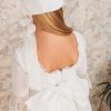 Capota de Comunion a juego con Vestido de comunión Covadonga en tejido rústico, con entredós en falda, puntillas en bajo, cuerpo y mangas, espalda bailarina y botones forrados – Flor de C.