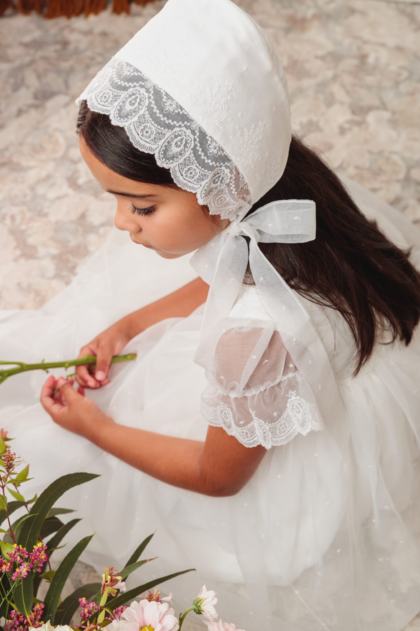 Capota y Vestido de comunión Sofía en organza plumeti bordada, con mangas farol, puntillas en bajo, cuerpo y escote, espalda cerrada y botones forrados – Flor de C.