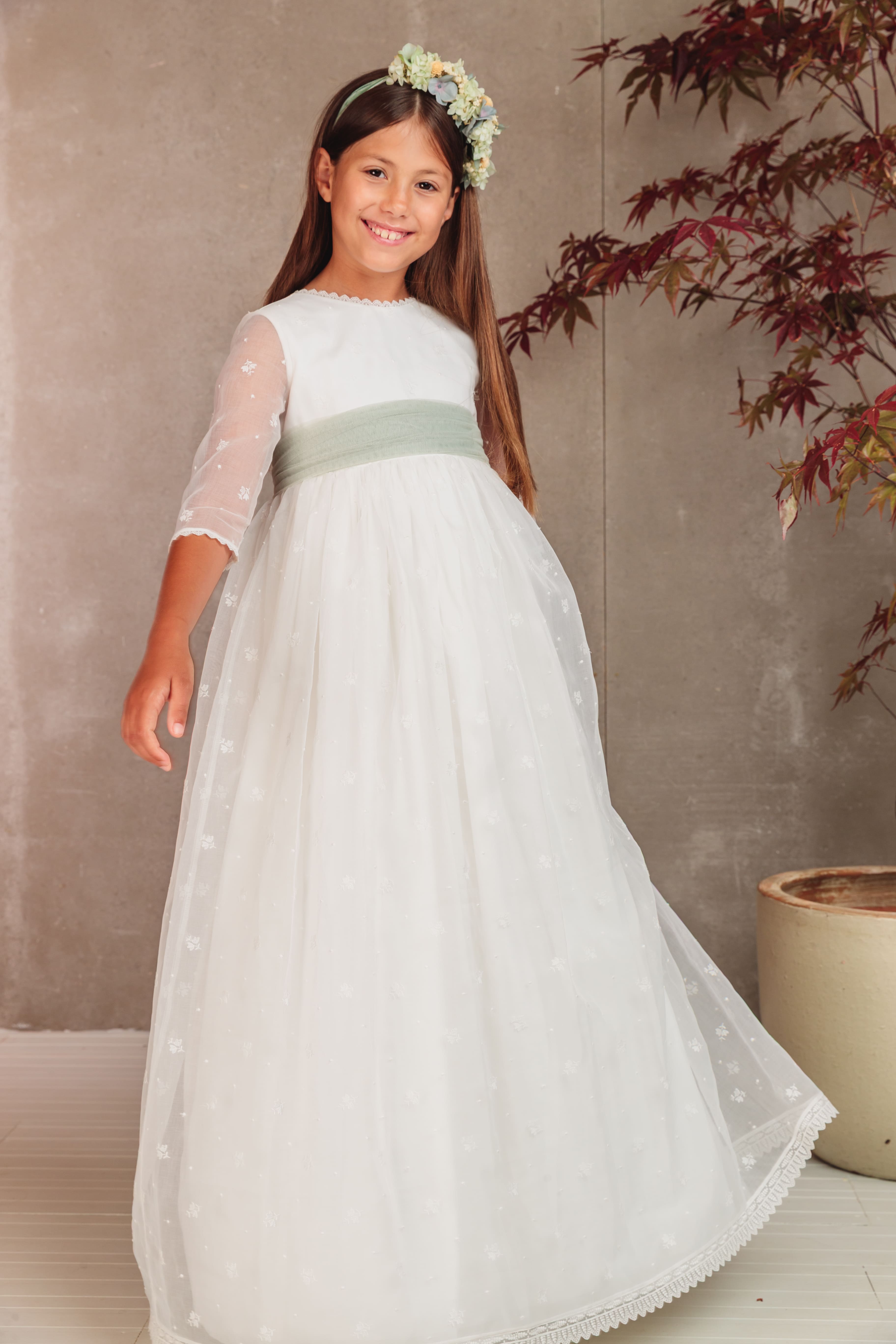 Niña con vestido de comunión Alma en organdí bordado y escote de pico en la espalda. Colección 2026 Flor de C