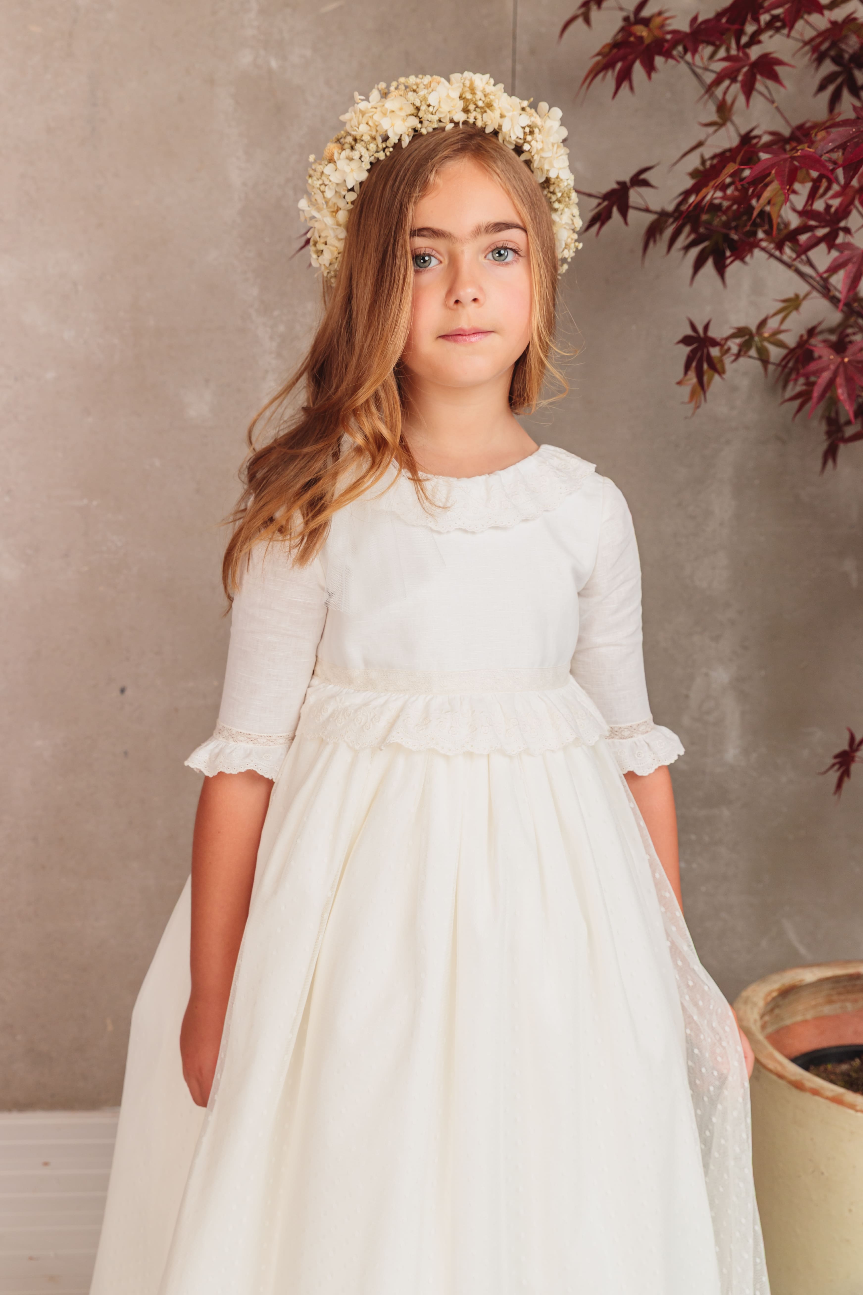 Niña con vestido de comunión Bruna de lino natural y tul de plumeti, colección 2026 Flor de C