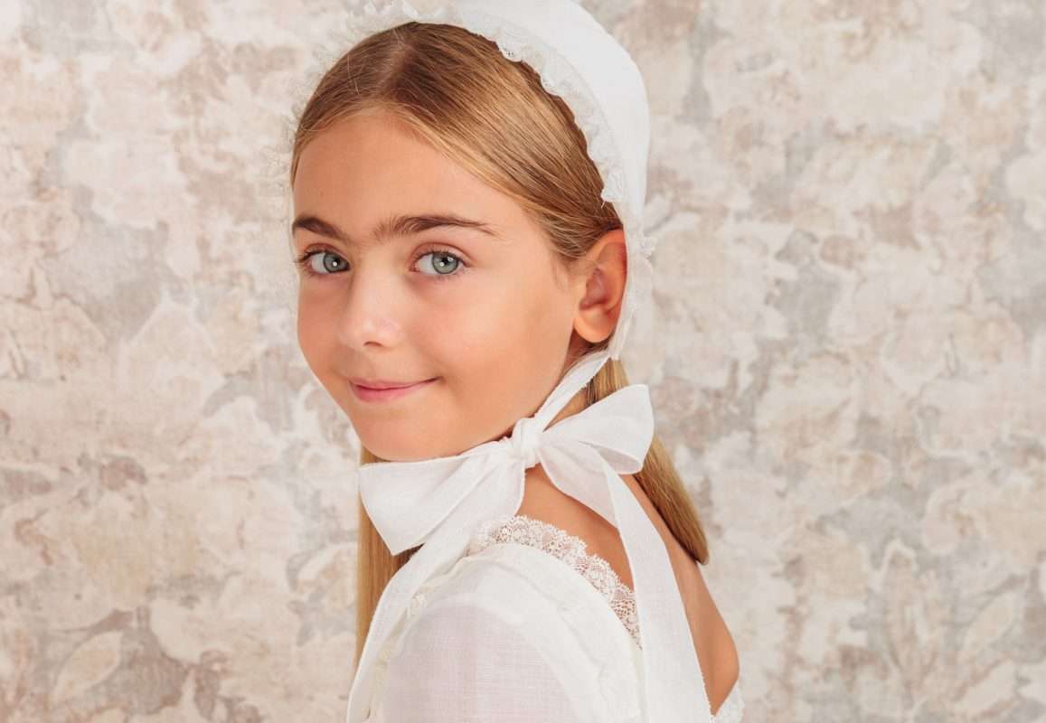 Vestido de comunión modelo Covadonga con capota a juego y lazada de gazar rústico. Colección 2026 Flor de C.