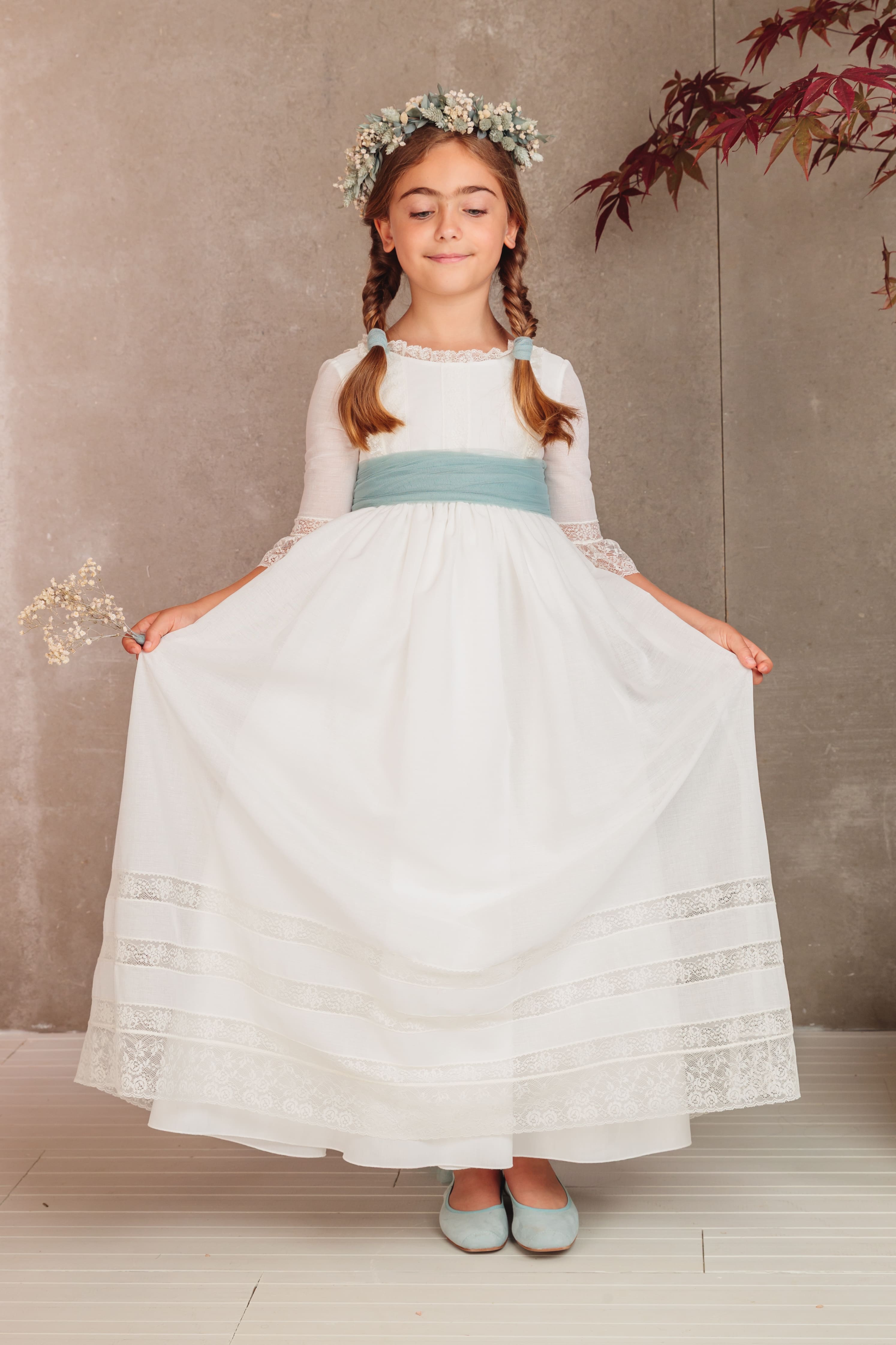 Niña con vestido de comunión Covadonga en gazar rústico con lorzas y encaje, escote bailarina y falda con entre dos. Colección 2026 Flor de C